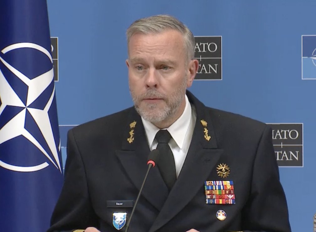 NATO CMC Bauer hovorí, že švédsky vrchný veliteľ Micael Bydén „mal pravdu, keď varoval tamojších občanov, aby sa „pripravili na vojnu. Zdôrazňuje, že aj krajiny v rámci aliancie musia prijať severský prístup „celej spoločnosti. Nie je samozrejmé, že sme v mieri, hovorí
