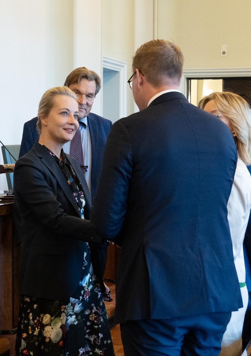 Les dirigeants de l'opposition russe, Ioulia Navalnaïa et Vladimir Kara-Murza, ont rencontré les représentants de la commission des Affaires étrangères lors de leur visite au parlement. Leur message était clair : il s'agit d'une vision de l'avenir sans Poutine. La vision selon laquelle un jour la Russie pourra être un État libre, pacifique et démocratique. Des millions de personnes en Russie s'opposent à la guerre d'agression totalement répréhensible contre l'Ukraine. Selon Navalnaïa et Kara-Murza, il est important que le monde libre voie aussi cette autre Russie, qui n'est pas la Russie de Poutine. Selon Navalnaïa et Kara-Murza, il existe une autre Russie au-delà de Poutine.