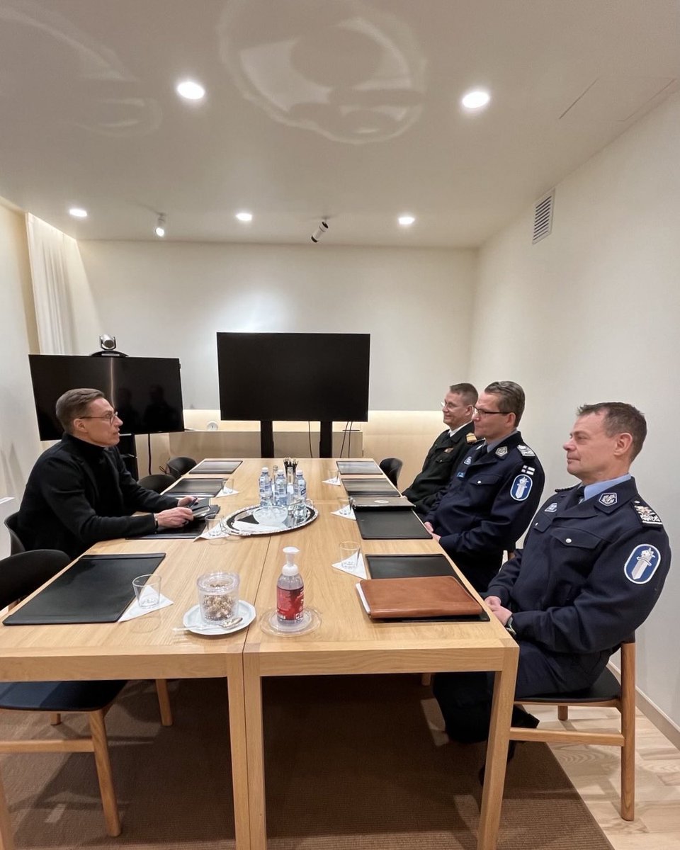 President of Finland Alexander Stubb: I received a briefing on the cable breach in the Gulf of Finland from Police Chief Ilkka Koskimäki, Head of the Central Criminal Police Robin Lardot and Deputy Head of the Border Guard Markku Hassinen. Our authorities have investigated the events in an efficient manner. We closely monitored the situation yesterday with PMI @PetteriOrpo. We must be able to prevent the risks posed by ships belonging to the Russian shadow fleet