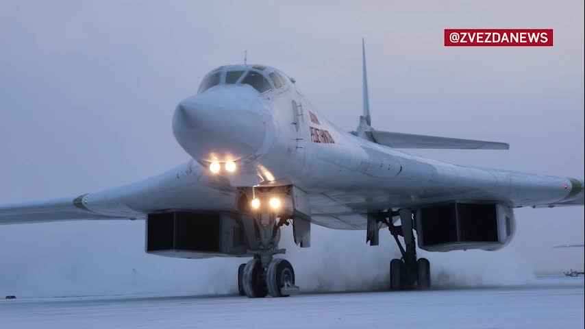 Zwei russische Tu-160-Bomber führten einen Linienflug über den neutralen Gewässern des Arktischen Ozeans durch, berichtete das russische Verteidigungsministerium