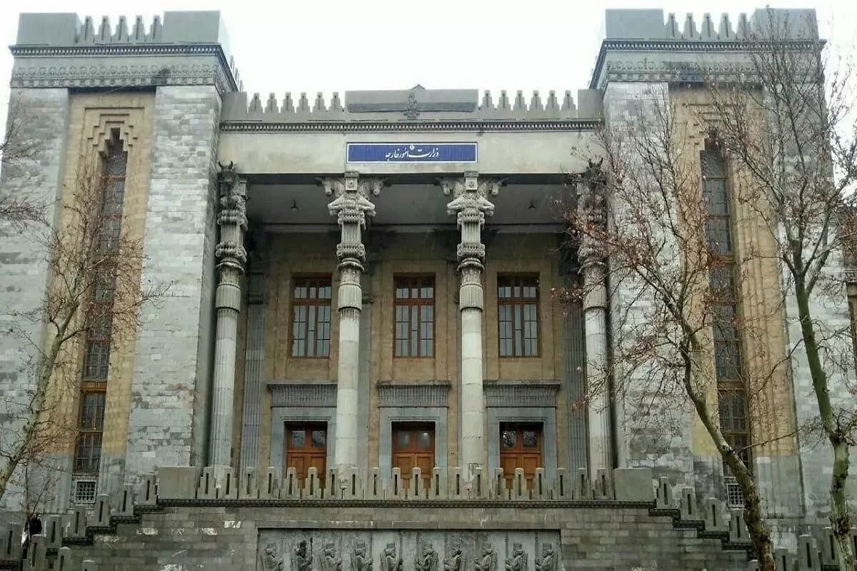 Iran heeft donderdag via zijn buitenlandse ministerie de Zweedse ambassadeur in Teheran en een van zijn diplomaten opgeroepen het land binnen 48 uur te verlaten.